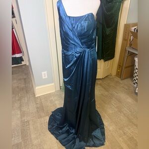 Satin Evening Gown - Elegant One-Shoulder Dress